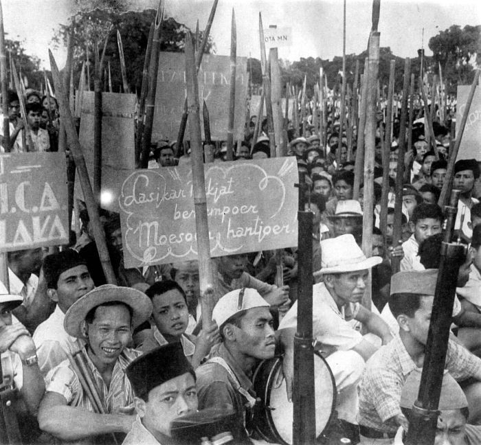 COLLECTIE TROPENMUSEUM Javaanse Revolutionairen strijden voor onafhankelijkheid. Ze zijn voor het merendeel bewapend met bamboesperen de enkele geweren zijn afkomstig van Japanners TMnr 10001495