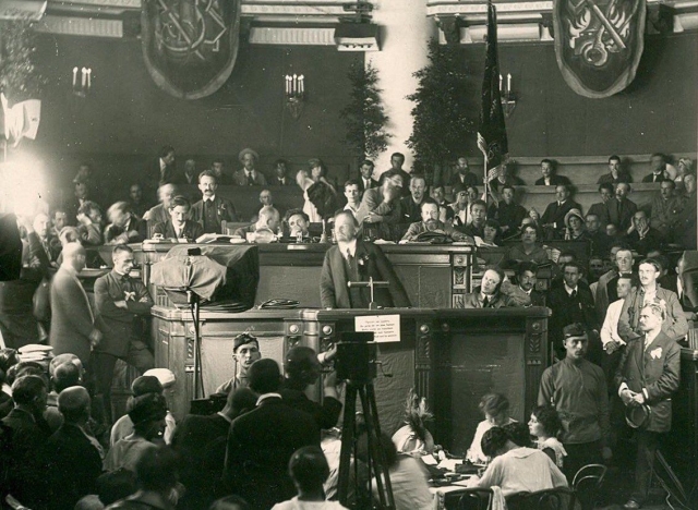 Inauguración del II Congreso de la Internacional Comunista, con Lenin en la tribuna. Moscú, 1920