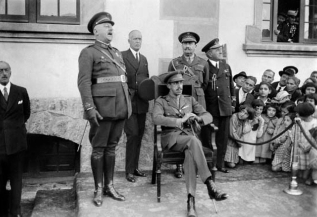 El PCE sufrió una dura persecución durante la dictadura de Primo de Rivera. Aquí, Primo de Rivera de pié. Sentado, Alfonso XIII