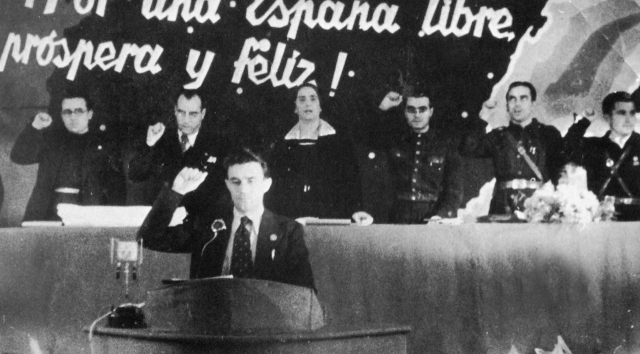 Congreso del PCE, agosto de 1936. En primer plano, José Díaz. Detrás, a la izquierda, Santiago Carrillo; en el centro, Dolores Ibárruri