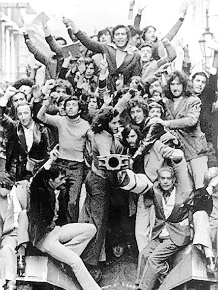 revolucion dos cravos 25 abril 1974 02