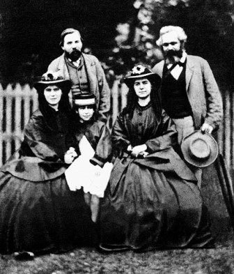 Marx y sus hijas junto a Engels
